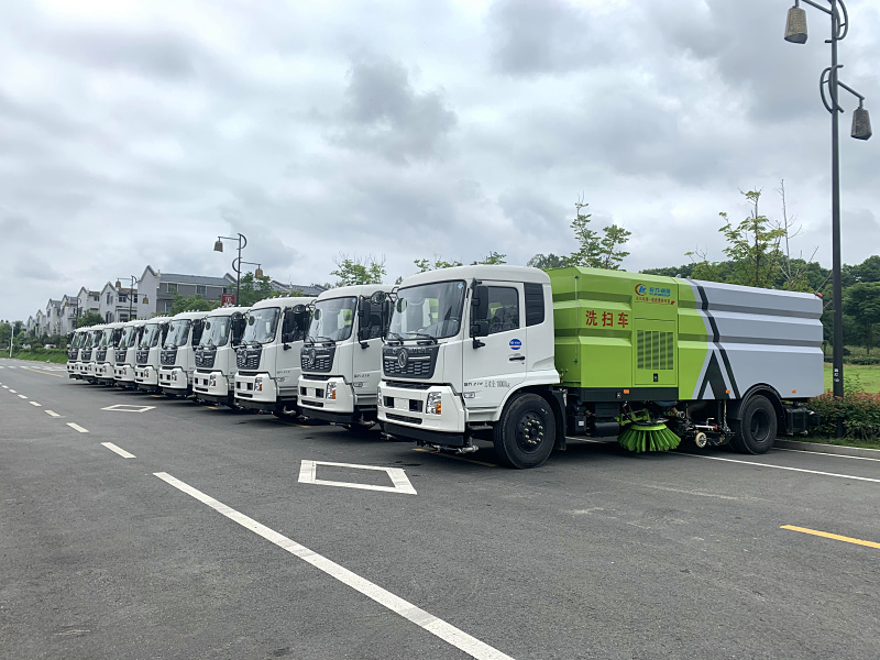 批量市政環(huán)衛(wèi)東風(fēng)天錦洗掃車交付使用！